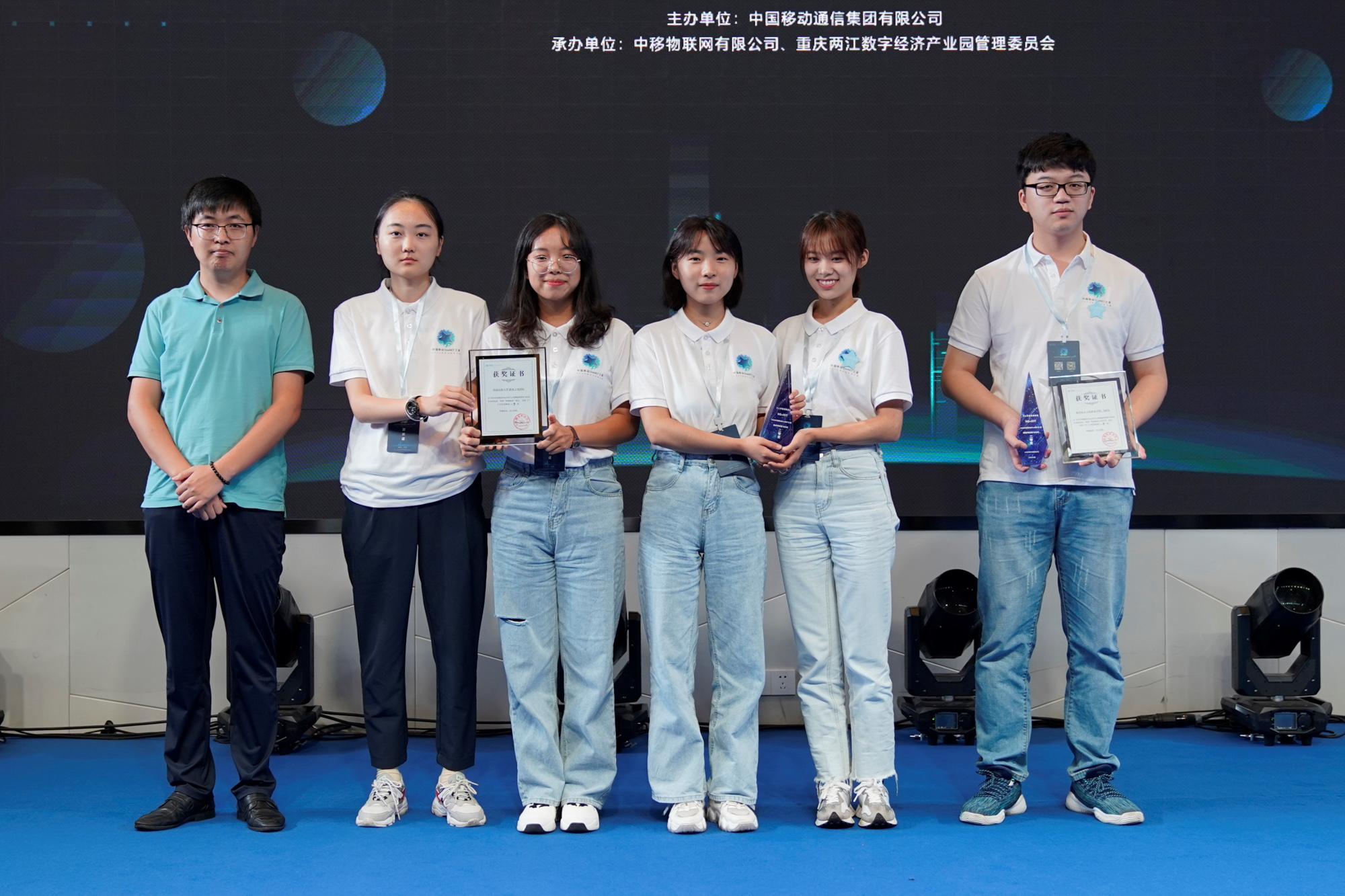 西南大学人工智能学院机器嗅觉实验室主任贾鹏飞(左一)为个人开发者